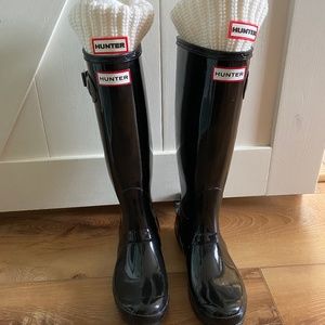 Hunter boots size 7 socks included. Fit size 7.5